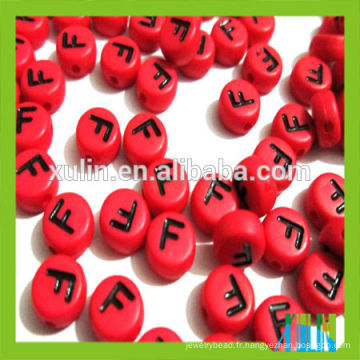 4 * 7mm acrylique plat rouge alphabet perles